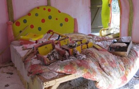0_Mr-Blobby-theme-park-in-a-run-down-state (1)