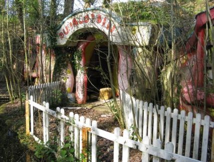 0_Mr-Blobby-theme-park-in-a-run-down-state